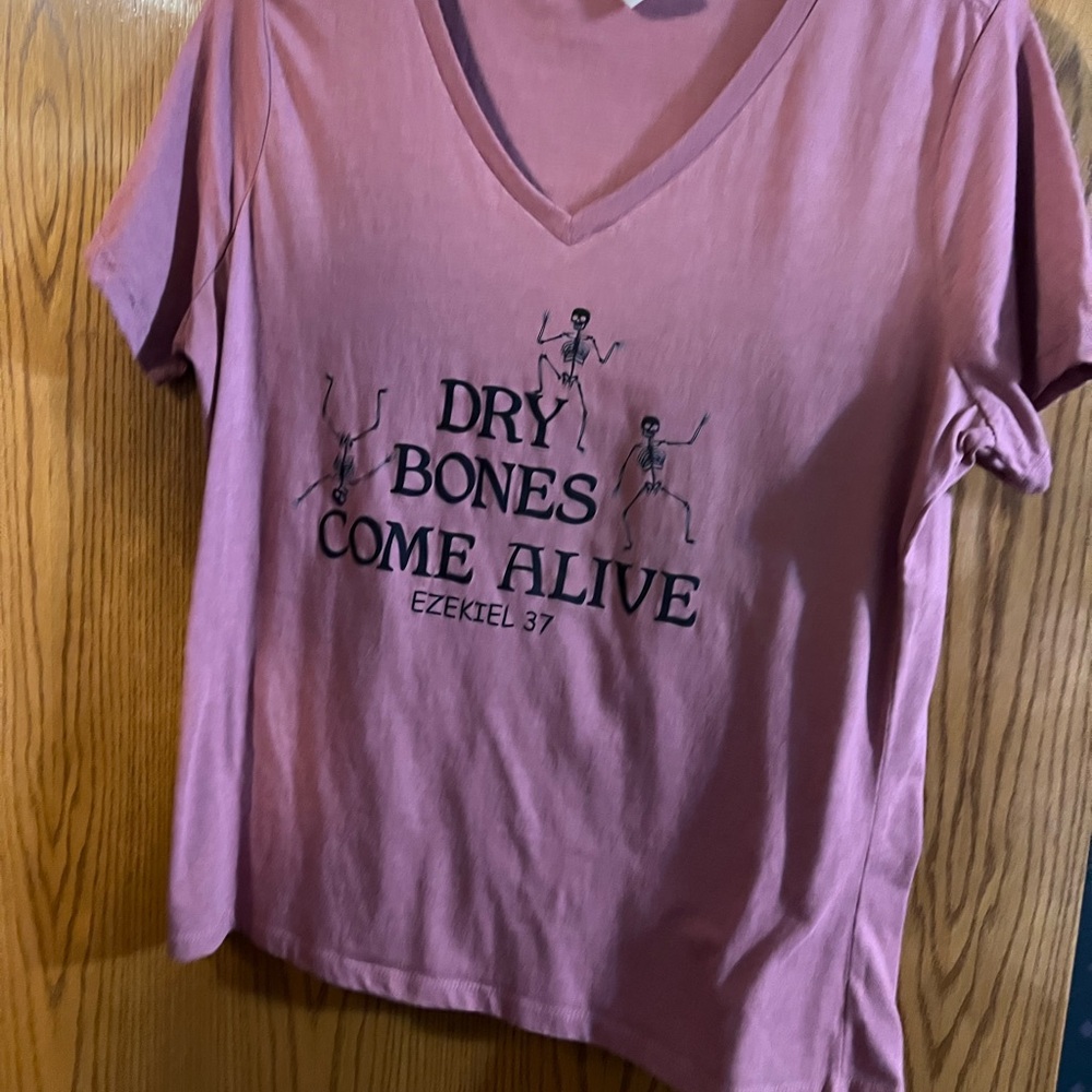 Graphic V-Neck Tee in Pink